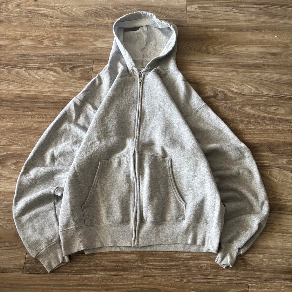 Vintage Y2K/2000s Grey Blank Russell Style Essential Zip Up Hoodie!